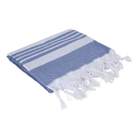 Een multifunctionele hamam handdoek van Oxious. Gemaakt van 50% OEKO-TEX® gecertificeerd katoen en 50% gerecycled industrieel textielafval (140 g/m²). Promo is een heerlijk zacht en stijlvol doek met een wit streeppatroon. Prachtig als shawl, kleed op de bank, luxe (hamam)doek of handdoek. Het doek is handgemaakt.      Deze mooie, zachte doeken worden gemaakt door lokale vrouwen in een klein dorpje in Turkije. Zij werken daar in een sociale context, met ruimte voor groei en ontwikkeling. De doeken zijn handgemaakt met liefde en zorg voor het milieu. Met een product uit de Oxious collectie kan het pure genieten beginnen. Optioneel: Per stuk in kraft envelop en/of met kraft sleeve.