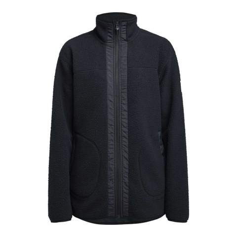 Een fleece met een volledig doorlopende ritssluiting en een tijdloos ontwerp dat je het hele jaar door warm houdt. Het is perfect onder een shell jacket of op zichzelf gedragen op frisse dagen. Hij staat geweldig bij een spijkerbroek of onze outdoorbroek voor een complete look .Je kunt je telefoon en sleutels opbergen in de twee zakken met ritssluiting aan de voorkant. Het heeft ook een discreet Tenson-logo op de mouw. De Yoke full zip werkt perfect als trui voor doordeweeks gebruik in de stad en in het weekend buiten.