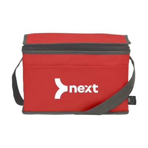 WoW! Kühltasche aus recyceltem nonwoven Polyester (80 g/m²). Geeignet für 6 Getränkedosen oder Lebensmittel. Funktional, kompakt, leicht und stark. Mit Trageriemen. GRS-zertifiziert. Recyceltes Material insgesamt: 82%. Fassungsvermögen ca. 4 Liter.
