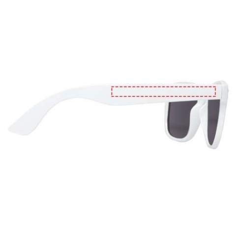 Ces lunettes de soleil plus durables en plastique recyclé sont le cadeau promotionnel idéal lors des festivals d'été, des événements ou d'autres activités extérieures par temps ensoleillé. Ces lunettes sont conformes à la norme EN ISO 12312-1 et sont dotées de verres UV400 qui sont classés dans la catégorie 3.
