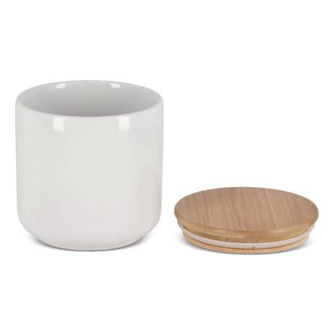 Rangez vos bibelots ou vos produits secs dans un style durable avec notre boîte de 550 ml en céramique et bambou. La combinaison parfaite pour un rangement élégant et respectueux de l'environnement.