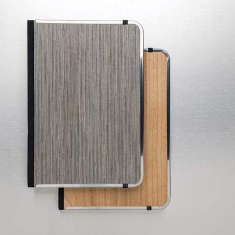 Carnet de notes Treeline A5 est un choix sophistiqué pour prendre toutes vos notes. Le carnet est doté d'une reliure métallique, d'une bande élastique et d'une couverture de luxe en bois FSC®. Il contient 80 feuilles (160 pages) de papier blanc ligné de 80 g/m². Emballé dans une pochette kraft FSC® mix. Ce carnet est un choix élégant pour tous vos besoins d'écriture.<br /><br />NotebookFormat: A5<br />NumberOfPages: 160<br />PaperRulingLayout: Pages lignées