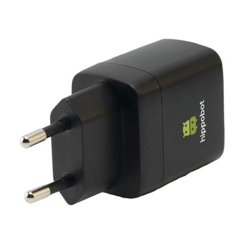 Ensemble de chargement : chargeur mural en PC recyclé. Avec 2 ports Type-C et un câble de chargement. Le câble est fabriqué en TPE recyclé, PET recyclé et alliage d'aluminium recyclé. Longueur du câble : 120 cm. Entrée : Type-C et connecteur USB-A. Sortie : Type-C et Lightning. Par set dans une pochette en PU recyclé. Idéal comme set de voyage. Certifié RCS. Matière recyclée totale : 59%. Par pièce dans une boîte.