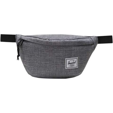 Der Herschel Classic™ Hüfttasche ist aus EcoSystem™ 600D Stoff gefertigt, das zu 100% aus recycelten Wasserflaschen besteht. Sie ist mit einem Reißverschluss versehen und die glatten, verstellbaren Gurtbänder sorgen für eine komfortable Reise mit freien Händen.