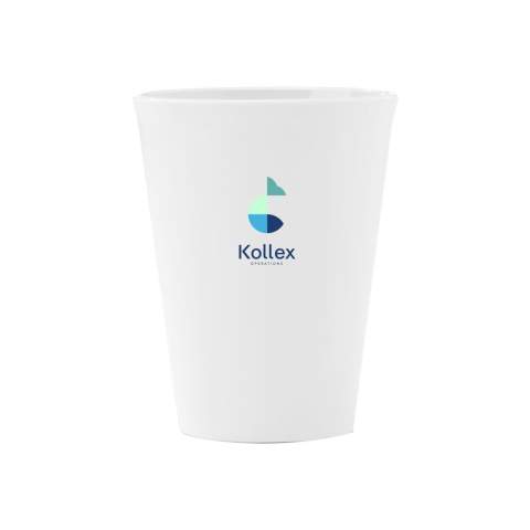 WoW! Ce gobelet réutilisable est fabriqué à partir des déchets de la plante de canne à sucre. La tasse convient aux boissons chaudes jusqu'à 120°C. Passe au lave-vaisselle jusqu'a 70°C. Le lavage à la main est recommandé pour préserver l’impression. Capacité 200 ml.    Après la récolte, les racines de la plante de canne à sucre restent dans le sol. Les tiges et les feuilles sont transformées en un résidu utilisé pour fabriquer du bioplastique. Une plante de canne à sucre extrait le CO2 de l'air pendant sa croissance et peut vivre jusqu'à 10 ans.