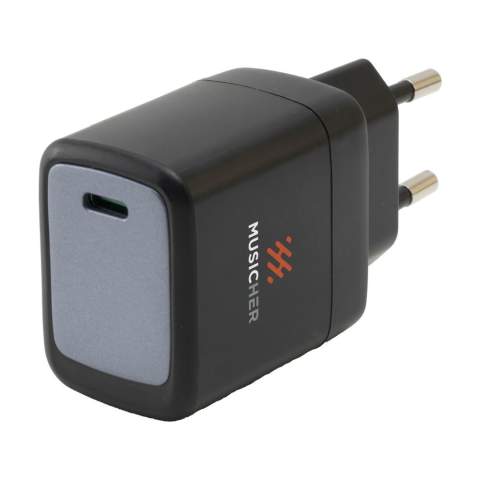 Ensemble de chargement : chargeur mural en PC recyclé. Avec 2 ports Type-C et un câble de chargement. Le câble est fabriqué en TPE recyclé, PET recyclé et alliage d'aluminium recyclé. Longueur du câble : 120 cm. Entrée : Type-C et connecteur USB-A. Sortie : Type-C et Lightning. Par set dans une pochette en PU recyclé. Idéal comme set de voyage. Certifié RCS. Matière recyclée totale : 59%. Par pièce dans une boîte.
