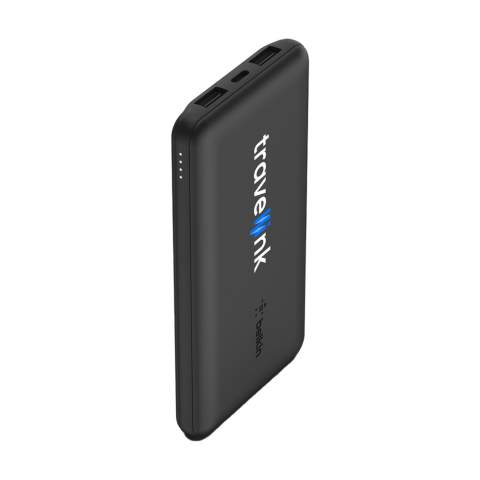 Powerbank 10.000mAh de la marque Belkin. Dotée d'un boîtier en plastique recyclé. Chargez rapidement un smartphone et d'autres appareils avec une puissance allant jusqu'à 15W via deux ports USB-A et un port USB-C. Ce powerbank offre jusqu'à 40 heures d'autonomie supplémentaire. Assez pour regarder des films, passer des appels FaceTime et utiliser des applis de navigation. Avec un indicateur lumineux à diodes électroluminescentes. Le powerbank répond aux normes de sécurité des compagnies aériennes, vous pouvez donc le transporter dans votre bagage à main.Comprend un câble USB-A/USB-C et un mode d'emploi. Emballage 100% sans plastique. Fabriqué en plastique recyclé après utilisation. Par pièce dans une boîte.