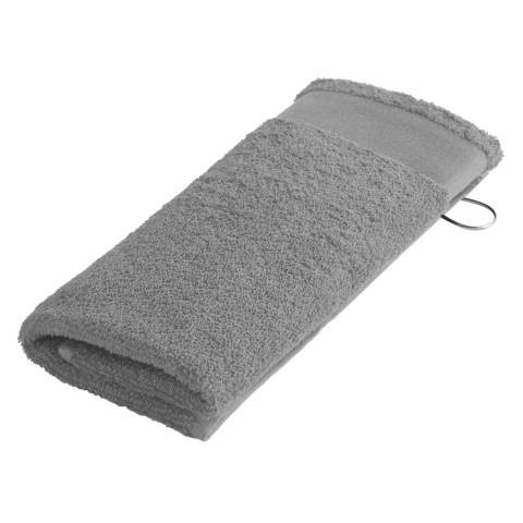 Deze handige Sophie Muval Golfhanddoek met clip is te voorzien van een borduring of zeefdruk. De handdoek heeft een band 55x30cm en een grammage van 450 gr/m2.  
