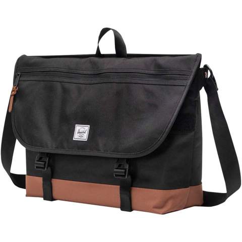 La sacoche à bandoulière Herschel Cove est le compagnon idéal pour aller au travail sans encombre. Fabriquée à partir de tissus 600D EcoSystem™ recyclés (bouteilles d’eau post-consommation 100 % recyclées), cette sacoche à bandoulière allie innovation et efficacité au quotidien. Sa housse rembourrée permet d’accueillir en toute sécurité un ordinateur portable de 15/16 pouces, tandis que la sangle interne à boucles et à crochets permet de maintenir votre équipement en place. Le sac est doté d’une poche zippée sur le rabat avec un clip pour les clés, d’une poche zippée sur le devant et de poches de rangement internes pour des effets bien rangés. Conçu avec des sangles lisses réglables pour un confort mains libres, il comprend également des sangles frontales avec boucles et languettes auto-agrippantes pour plus de sécurité. Doté d’une doublure à rayures assorties et du slogan « Put Yourself Out There™ », ce sac à bandoulière est parfait pour ceux qui apprécient l’aspect pratique sans compromis pour le style.