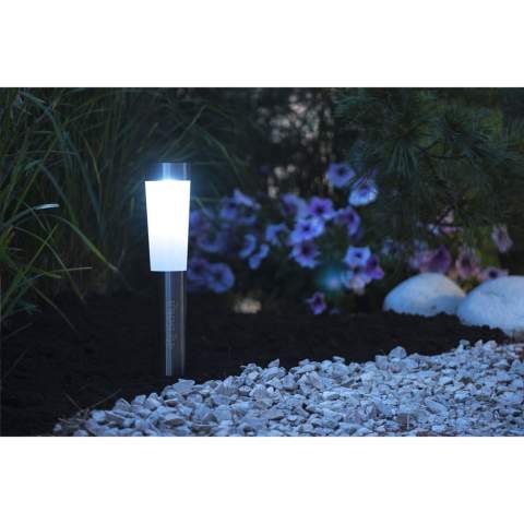 Solarleuchte der Marke Grundig. Ideal als Gartenleuchte, die Sie irgendwo rund um Ihr Haus platzieren können. Diese Lampe verfügt über eine Leuchtdiode mit 2 weißen Power-LEDs und einer Lichtleistung von 4-5 Lumen. Tagsüber lädt sich die Solarlampe mittels Sonnenenergie auf und bei Dunkelheit schaltet sich das Gartenlicht automatisch ein. Sie können diese Solar-Standleuchte problemlos überall in Ihrem Garten aufstellen und so Ihren Garten oder Ihre Terrasse das ganze Jahr über nutzen! Ein/Aus-Taste unter der oberen Abdeckung: Lichtleistung: 4-5 Lumen: Inklusive 1,2V Ni-Mh-Batterie. Pro Stück in einer Verpackung.