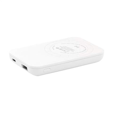 Batterie externe magnétique sans fil avec batterie polymère intégrée (5 000 mAh) et fabriquée en ABS recyclé. Pour charger votre dispositif, poussez simplement le chargeur sur l'arrière de votre téléphone portable. Les aimants intégrés (17 aimants N52H de haute qualité et résistants à la chaleur) de ce chargeur sont parfaitement alignés et garantissent un positionnement correct de votre téléphone et par conséquent une charge optimale. Un anneau métallique magnétique supplémentaire est également inclus, de sorte qu'il est aussi possible de recharger des smartphones qui peuvent être chargés sans fil mais qui ne disposent pas de la fonction de recharge par induction magnétique. Compatible avec tous les dispositifs mobiles prenant en charge le chargement sans fil QI (dernière génération Android et iPhone 8 ou supérieur). Pour les autres modèles de téléphone, ce produit peut être utilisé comme un chargeur sans fil ordinaire. Entrée et sortie de type C : 5 V/2A. Sortie USB : 5V/2A. Sortie sans fil 5V/1A 5 W. Comprend un câble de charge de type C et un mode d'emploi. Ce produit et ses accessoires sont fabriqués sans PVC. Certifié RCS. Matière recyclée totale : 30%. Par pièce dans une boîte.