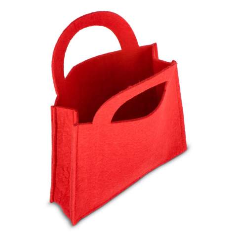 Verschenken Sie Weihnachtsgeschenke in dieser kleinen, aber stabilen Geschenktasche aus Filz. Eine ideale Verpackung für festliche Überraschungen.