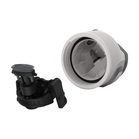 Vacuümgeïsoleerde 18/8 RVS waterfles van het merk Kambukka® • excellente kwaliteit • houdt koude dranken tot 21 uur lang op temperatuur • 3-in-1 dop met 2 drinkposities: even drukken en snel een slok nemen of volledig openen om, zonder knoeien, net zo comfortabel te drinken als uit een mok • gemakkelijk te reinigen dankzij Snapclean®: met één handeling verwijder je het binnenste mechanisme • universele dop: past ook op andere Kambukka® drinkflessen • het deksel is vaatwasserbestendig - de fles met de hand afwassen • handige rubberen grip • antislipbodem • 100% lekvrij • inhoud 600 ml. Het deksel is ontworpen voor het snel drinken van koude dranken en is derhalve niet geschikt voor het drinken van hete en warme dranken.     VOORRAAD INFORMATIE: Tot 1.000 stuks beschikbaar binnen 10 werkdagen. Uitzonderingen voorbehouden.