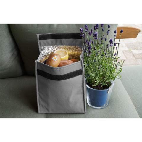 Opvallende lunchtas van het merk Retulp. Gemaakt van het materiaal van afgedankte koelkasten. Voorzien van een geïsoleerde binnenzijde voor het op temperatuur houden van de inhoud. Met klittenbandsluiting voor handig hergebruik. Gemakkelijk afneembaar met een vochtige doek. De tas heeft het perfecte formaat voor een lekkere lunch en is een prima vervanging voor de dagelijkse plastic boterhamzakjes. Daarmee is dit product de perfecte oplossing voor single use plastics. Voorzien van een carelabel met QR code waar je precies de blockchain en het milieurapport van deze tas kunt zien. Inhoud ca. 9 liter.