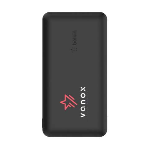 Powerbank 10.000mAh de la marque Belkin. Dotée d'un boîtier en plastique recyclé. Chargez rapidement un smartphone et d'autres appareils avec une puissance allant jusqu'à 15W via deux ports USB-A et un port USB-C. Ce powerbank offre jusqu'à 40 heures d'autonomie supplémentaire. Assez pour regarder des films, passer des appels FaceTime et utiliser des applis de navigation. Avec un indicateur lumineux à diodes électroluminescentes. Le powerbank répond aux normes de sécurité des compagnies aériennes, vous pouvez donc le transporter dans votre bagage à main.Comprend un câble USB-A/USB-C et un mode d'emploi. Emballage 100% sans plastique. Fabriqué en plastique recyclé après utilisation. Par pièce dans une boîte.