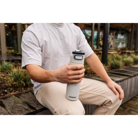 Vacuümgeïsoleerde 18/8 RVS waterfles van het merk Kambukka® • excellente kwaliteit • houdt koude dranken tot 21 uur lang op temperatuur • 3-in-1 dop met 2 drinkposities: even drukken en snel een slok nemen of volledig openen om, zonder knoeien, net zo comfortabel te drinken als uit een mok • gemakkelijk te reinigen dankzij Snapclean®: met één handeling verwijder je het binnenste mechanisme • universele dop: past ook op andere Kambukka® drinkflessen • het deksel is vaatwasserbestendig - de fles met de hand afwassen • handige rubberen grip • antislipbodem • 100% lekvrij • inhoud 600 ml. Het deksel is ontworpen voor het snel drinken van koude dranken en is derhalve niet geschikt voor het drinken van hete en warme dranken.     VOORRAAD INFORMATIE: Tot 1.000 stuks beschikbaar binnen 10 werkdagen. Uitzonderingen voorbehouden.