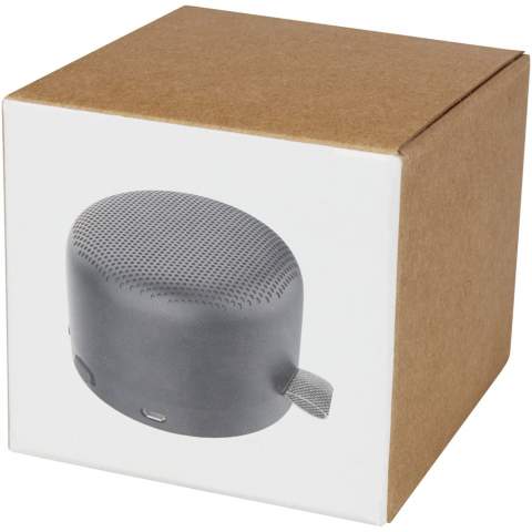 Kabelloser Lautsprecher aus recyceltem ABS-Kunststoff. Es ist auch die Norm, die verwendet wird, wenn ein Teil des Artikels aus recycelten Materialien hergestellt wurde. Genießen Sie Ihre Lieblingsmusik mit diesem leistungsstarken, kabellosen 5W-Lautsprecher, mit Bluetooth® 5.0 für eine stabile Verbindung und hohe Klangqualität. Verbindungsreichweite bis zu 10 Meter. Der Lautsprecher verfügt über einen wiederaufladbaren 600 mAh Li-Ion-Akku, der bei maximaler Lautstärke bis zu 4 Stunden Wiedergabezeit gewährleistet. Er verfügt über eine integrierte AUX-Buchse für den Anschluss per Audiokabel. Auslieferung in einer Geschenkbox inklusive Bedienungsanleitung (beides aus nachhaltigen Materialien).