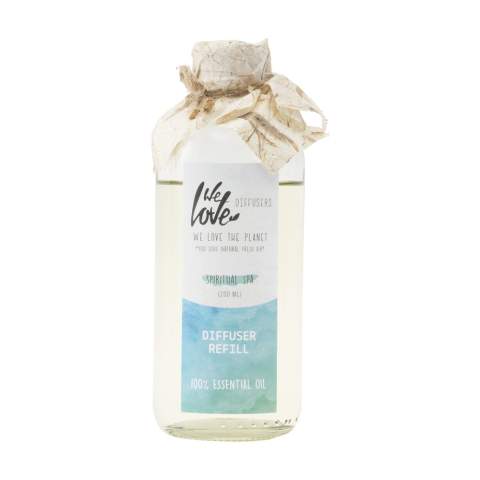 Der Diffuser Spiritual Spa der Marke 'We Love The Planet' besteht aus einer Kombination von verschiedenen 100% ätherischen Ölen, die zusammen ein intensives Dufterlebnis schaffen. Spiritual Spa ist ein beliebter Duft. Dieses entspannende und erfrischende Duftöl duftet nach Eukalyptus, Minze, Lavendel und Rosmarin. Durch den Zusatz von Teebaum und Basilikum hat das Öl eine neutralisierende Wirkung. Wenn Sie diesen Duft in Ihrem Zuhause verwenden, wähnen Sie sich wirklich in der Sauna. Die durchschnittliche Nutzungsdauer dieses Diffusers liegt bei normalem Gebrauch mit 2–3 Stäbchen zwischen 16 und 20 Wochen. Dieses Set besteht aus einer 200-ml-Flasche Duftöl, einer Vase aus recyceltem Glas (Höhe 16 cm) und 2 Bündeln großer Kajutezweige. Das Öl enthält weder synthetische Duftstoffe noch Alkohol oder Lösungsmittel. Pro Set in einer recycelten Kraft-Geschenkbox mit Banderole.  Die Holz-Duftstäbchen werden aus gewaschenem und getrocknetem Schilf (Sida Rhombifolia Linn genannt) hergestellt. Diese Kajutezweige wachsen wild in der Natur und werden von Hand gepflückt. Diese Stäbchen sind unglaublich wichtig für das Dufterlebnis. Da sie innen hohl sind, leiten sie den Duft viel besser als 'normale' Duftstäbchen.