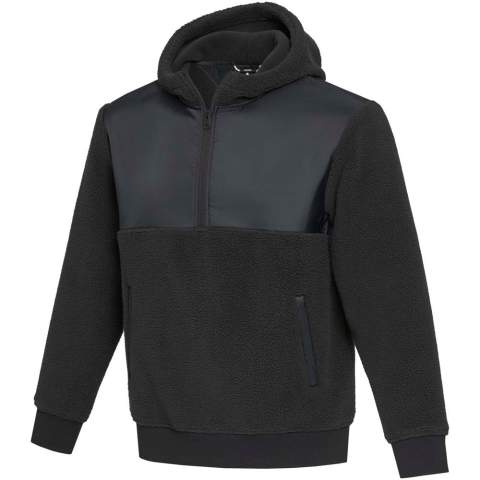 Der Evans Sherpa Fleecepullover ist aus recyceltem GRS-Polyester hergestellt, mit einem Kontraststoff aus 100 % recyceltem GRS-Nylon, das für einen modernen Look sorgt und gleichzeitig die Umweltbelastung reduziert. Dieser Fleecesweater bietet einen leicht übergroßen Schnitt für einen lässigen Look. Der 1/4-Reißverschluss in der Mitte der Vorderseite und die Kapuze bieten individuellen Schutz bei wechselnden Wetterbedingungen. Ob Sie die Natur erkunden oder einfach nur zu Hause chillen, der Evans Unisex Sherpa Fleece-Hoodie verspricht unvergleichlichen Komfort und modernen Style.