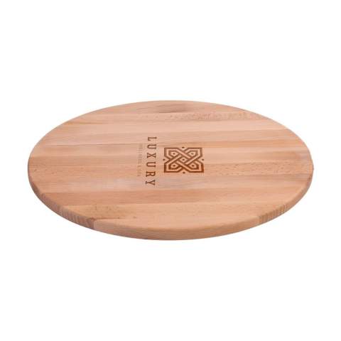 Une planche à pizza robuste de la marque Wooosh en bois de hêtre européen étuvé. Cette planche à pizza offre la taille et la forme idéales pour couper et servir une pizza sans effort. Le bois de hêtre bénéficie d'une finition soignée et offre une surface solide. Une base idéale pour couper votre pizza sans abîmer le couteau. Le bois naturel avec son grain superbe confère chaleur et élégance à votre table. La planche à pizza parfaite pour une soirée pizza réussie. Fabriqué en Europe.