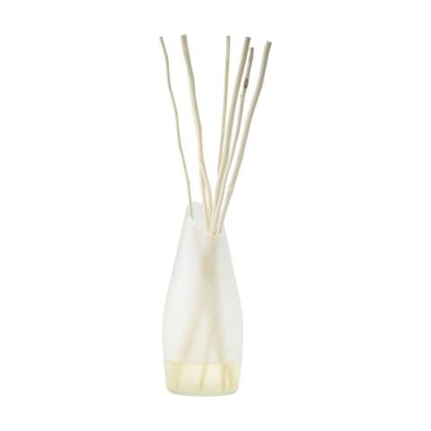 Der Diffuser Spiritual Spa der Marke 'We Love The Planet' besteht aus einer Kombination von verschiedenen 100% ätherischen Ölen, die zusammen ein intensives Dufterlebnis schaffen. Spiritual Spa ist ein beliebter Duft. Dieses entspannende und erfrischende Duftöl duftet nach Eukalyptus, Minze, Lavendel und Rosmarin. Durch den Zusatz von Teebaum und Basilikum hat das Öl eine neutralisierende Wirkung. Wenn Sie diesen Duft in Ihrem Zuhause verwenden, wähnen Sie sich wirklich in der Sauna. Die durchschnittliche Nutzungsdauer dieses Diffusers liegt bei normalem Gebrauch mit 2–3 Stäbchen zwischen 16 und 20 Wochen. Dieses Set besteht aus einer 200-ml-Flasche Duftöl, einer Vase aus recyceltem Glas (Höhe 16 cm) und 2 Bündeln großer Kajutezweige. Das Öl enthält weder synthetische Duftstoffe noch Alkohol oder Lösungsmittel. Pro Set in einer recycelten Kraft-Geschenkbox mit Banderole.  Die Holz-Duftstäbchen werden aus gewaschenem und getrocknetem Schilf (Sida Rhombifolia Linn genannt) hergestellt. Diese Kajutezweige wachsen wild in der Natur und werden von Hand gepflückt. Diese Stäbchen sind unglaublich wichtig für das Dufterlebnis. Da sie innen hohl sind, leiten sie den Duft viel besser als 'normale' Duftstäbchen.