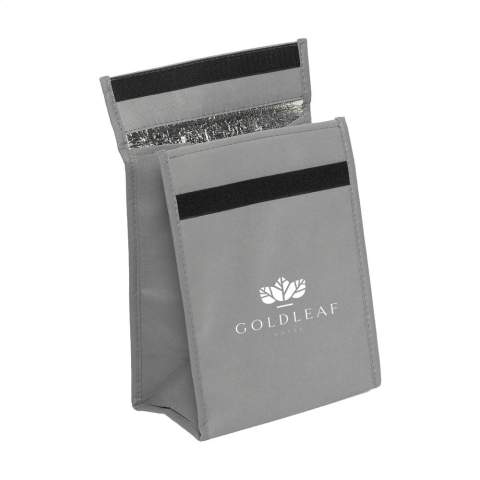 Opvallende lunchtas van het merk Retulp. Gemaakt van het materiaal van afgedankte koelkasten. Voorzien van een geïsoleerde binnenzijde voor het op temperatuur houden van de inhoud. Met klittenbandsluiting voor handig hergebruik. Gemakkelijk afneembaar met een vochtige doek. De tas heeft het perfecte formaat voor een lekkere lunch en is een prima vervanging voor de dagelijkse plastic boterhamzakjes. Daarmee is dit product de perfecte oplossing voor single use plastics. Voorzien van een carelabel met QR code waar je precies de blockchain en het milieurapport van deze tas kunt zien. Inhoud ca. 9 liter.