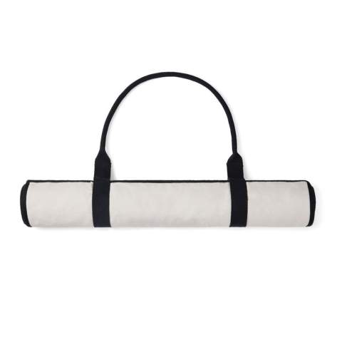 Allez à la plage avec style et confort grâce à ce tapis de plage élégant. Fabriqué en toile recyclée de 340 g/m². Le tapis de plage est équipé d'une poignée pratique pour le rouler et le transporter facilement, et d'une poche. Parfait pour ranger vos affaires de plage. Le tapis est légèrement rembourré pour plus de confort. La toile n'est ni teintée ni blanchie, ce qui élimine l'impact des produits chimiques sur l'environnement. Fabriqué à partir de matériaux 100 % recyclés, ce sac renforce notre engagement en faveur d'un approvisionnement responsable. Il est doté de la technologie de traçage AWARE™, qui valide l'utilisation authentique de matériaux recyclés. 2 % des recettes de chaque produit vendu seront reversés à Water.org.