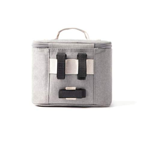 Diese moderne, elegante Kühltasche ist perfekt für den Ausflug. Die Innenseite lässt sich einfach reinigen, und dank der dicken PEVA-Isolierung bleibt der Inhalt lange kalt. Ein Klettverschluss auf der Rückseite der Tasche macht es möglich, sie am Fahrradlenker zu befestigen. Außerdem hat die Tasche einen verstellbaren Verschluss, der dafür sorgt, dass die Kälte immer optimal bewahrt wird.