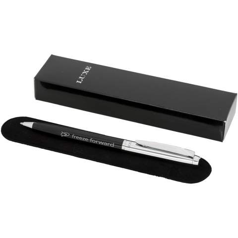Stylo bille au design exclusif avec des touches de chrome brillant. Le stylo est livré avec une recharge d'encre noire premium et emballé dans une boîte « LUXE » (15 x 3,5 x 2 cm).