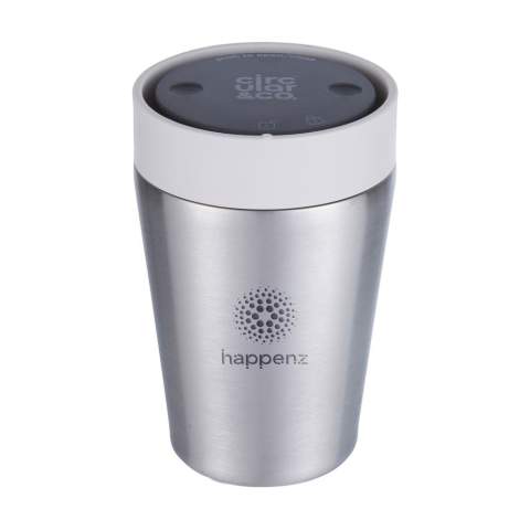 Tasse thermos à café à emporter réutilisable à double paroi avec couvercle, de Circular&Co. La tasse est composée à 98% d'acier inoxydable recyclé. Le couvercle est en PP et 100% recyclable. L'effet isolant maintient votre boisson à la bonne température pendant longtemps. Le couvercle de cette tasse à café présente des caractéristiques innovantes telles qu'un mécanisme trust-lock™ et une fermeture quick-click™. Appuyez sur le couvercle pour boire. Cliquez sur le couvercle pour fermer la tasse et verrouiller le couvercle. Vous pouvez facilement le faire d'une seule main. De plus, le couvercle a une position d'ouverture et de fermeture claire pour une expérience de consommation encore meilleure à 360 degrés, vous permettant de boire sous tous les angles. Cette tasse idéale est donc 100% sans fuite ni déversement et idéale pour les déplacements. Sans BPA, sans mélamine et approuvé pour les aliments. Passe au lave-vaisselle. Le lavage à la main est recommandé pour préserver l’impression. Les instructions d'utilisation inclus. Capacité 227 ml. Emballage par pièce.