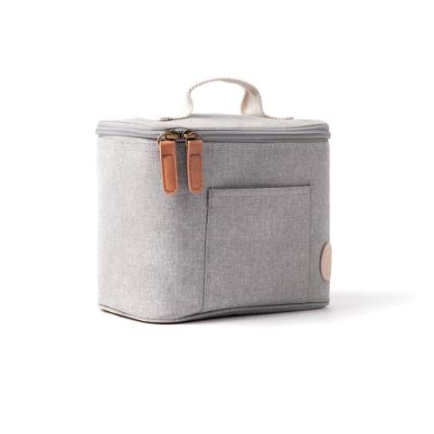 Diese moderne, elegante Kühltasche ist perfekt für den Ausflug. Die Innenseite lässt sich einfach reinigen, und dank der dicken PEVA-Isolierung bleibt der Inhalt lange kalt. Ein Klettverschluss auf der Rückseite der Tasche macht es möglich, sie am Fahrradlenker zu befestigen. Außerdem hat die Tasche einen verstellbaren Verschluss, der dafür sorgt, dass die Kälte immer optimal bewahrt wird.