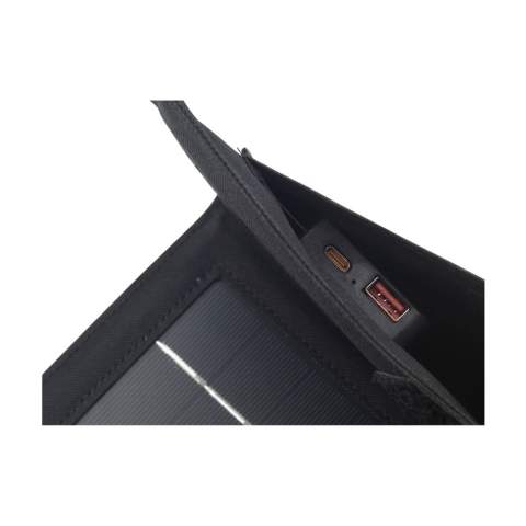 Chargeur (10W) avec panneaux solaires, présenté dans une pochette en 600D RPET. La pochette est munie de 2 œillets de suspension et peut être ouverte et fermée. Équipé d'une fermeture velcro. Facile à transporter et à déplacer. Le panneau solaire peut être utilisé directement pour charger votre téléphone ou d'autres appareils, sans utiliser de batterie externe supplémentaire. Connectez votre téléphone portable au panneau solaire et placez le panneau au soleil. Puissance 10W - 5V/2A. Entrée : USB-A et Type-C. Idéal pour les voyageurs, sur les bateaux, dans les camping-cars et dans les endroits où il n'y a pas d'électricité. Dim. dépliée : 29,5 x 34,6 x 0,8 cm. Emballage par pièce.