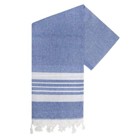 Een multifunctionele hamam handdoek van Oxious. Gemaakt van 50% OEKO-TEX® gecertificeerd katoen en 50% gerecycled industrieel textielafval (140 g/m²). Promo is een heerlijk zacht en stijlvol doek met een wit streeppatroon. Prachtig als shawl, kleed op de bank, luxe (hamam)doek of handdoek. Het doek is handgemaakt.      Deze mooie, zachte doeken worden gemaakt door lokale vrouwen in een klein dorpje in Turkije. Zij werken daar in een sociale context, met ruimte voor groei en ontwikkeling. De doeken zijn handgemaakt met liefde en zorg voor het milieu. Met een product uit de Oxious collectie kan het pure genieten beginnen. Optioneel: Per stuk in kraft envelop en/of met kraft sleeve.
