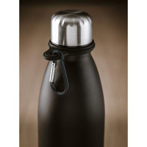 Silikonschlaufe mit Karabinerhaken. Bringen Sie die flexible Schlaufe an Ihrer Wasserflasche an und befestigen Sie sie mithilfe des Karabiners an einem Rucksack oder einer Sporttasche.
