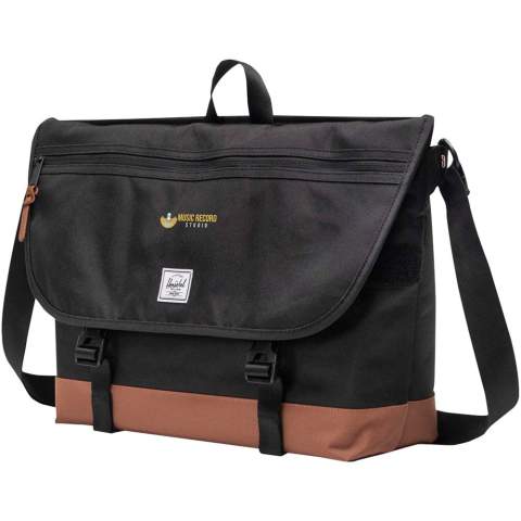 La sacoche à bandoulière Herschel Cove est le compagnon idéal pour aller au travail sans encombre. Fabriquée à partir de tissus 600D EcoSystem™ recyclés (bouteilles d’eau post-consommation 100 % recyclées), cette sacoche à bandoulière allie innovation et efficacité au quotidien. Sa housse rembourrée permet d’accueillir en toute sécurité un ordinateur portable de 15/16 pouces, tandis que la sangle interne à boucles et à crochets permet de maintenir votre équipement en place. Le sac est doté d’une poche zippée sur le rabat avec un clip pour les clés, d’une poche zippée sur le devant et de poches de rangement internes pour des effets bien rangés. Conçu avec des sangles lisses réglables pour un confort mains libres, il comprend également des sangles frontales avec boucles et languettes auto-agrippantes pour plus de sécurité. Doté d’une doublure à rayures assorties et du slogan « Put Yourself Out There™ », ce sac à bandoulière est parfait pour ceux qui apprécient l’aspect pratique sans compromis pour le style.
