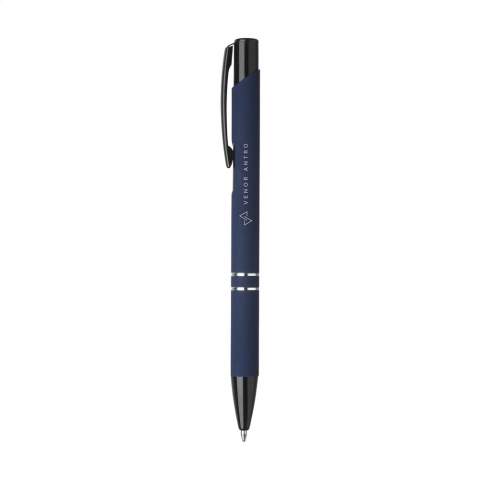 Blauschreibender Kugelschreiber mit schwarzem Druckknopf/Clip und Spitze, Chromverflechtungen. Das Gehäuse ist von einer Gummierung abgeschlossen.