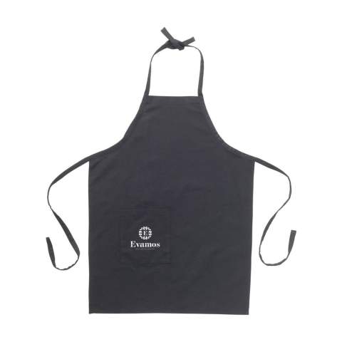 Schort met opgestikte zak van het Nederlandse merk Wolkat. Gemaakt van oude, afgedankte kleding uit Nederland die consumenten hebben ingeleverd. Bij Wolkat beheersen ze het hele proces, van verzameling, sortering, recycling, spinnen en weven - alles onder één dak. Gedurende het gehele textielrecyclingproces worden geen water, verf of chemicaliën gebruikt. Wolkat versnippert en vervezelt het textiel tot pure vezels, die vervolgens naar hun eigen spinnerij worden gestuurd. In de spinnerij in Marokko worden garens in verschillende diktes en kwaliteiten gesponnen. Hiervan worden producten zoals dit schort gemaakt, bestaande uit 52% gerecycled textiel van consumenten en 48% gerecycled PET.