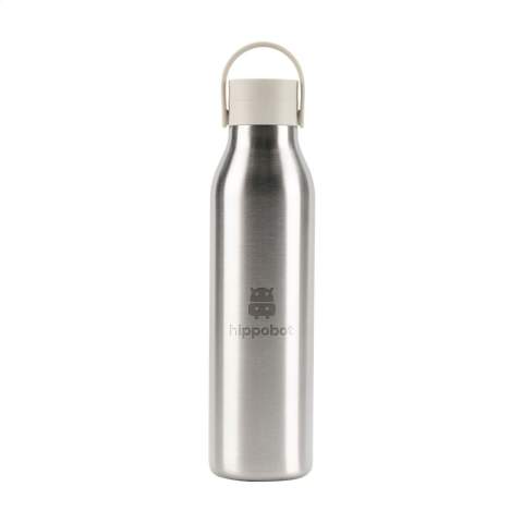 Herbruikbare, dubbelwandige thermos/waterfles van het merk Circular&Co. Gemaakt van 90% post-consumer gerecycled RVS. Dankzij de Swift-Click™ schroefdop met Dual-Drink™ sluiting is de fles eenvoudig met één hand te openen en te sluiten: druk op de dop voor een snelle slok of draai hem los voor een grotere teug. De PP-dop heeft een handige siliconen draaglus. Houdt dranken tot 12 uur warm en tot 24 uur koud. 100% recyclebaar. Niet geschikt voor koolzuurhoudende dranken. De fles en dop zijn vaatwasserbestendig (in het bovenste rek plaatsen). Voor behoud van de opdruk wordt met de hand afwassen aanbevolen. 100% lek- en morsvrij. Ideaal voor onderweg of in de sportschool. Inhoud 750 ml. Per stuk in doos.