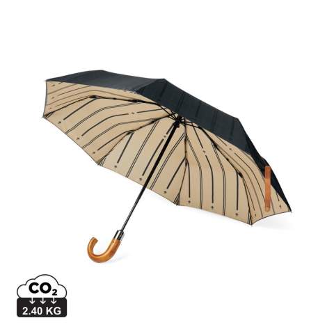 Met onze klassieke en elegante 21-inch paraplu blijft u in stijl droog. De dubbellaagse 190T gerecyclede PET stof biedt voldoende bescherming tegen regen, terwijl de mooie binnenvoering een vleugje elegantie toevoegt aan het ontwerp. De paraplu heeft baleinen en een frame van glasvezel, waardoor duurzaamheid en een lange levensduur gegarandeerd zijn. Het handvat is gemaakt van composiethout, wat een vleugje verfijning toevoegt aan het ontwerp. De paraplu heeft een auto-opener en een handmatige sluiting. De opberghoes in bijpassende stof zorgt voor extra bescherming wanneer de paraplu niet wordt gebruikt. Voorzien van AWARE™ tracertechnologie, die het gebruik van echt gerecyclede materialen valideert en onze inzet voor verantwoorde inkoop benadrukt. Inclusief FSC-gecertificeerde kraft verpakking.<br /><br />UmbrellaMechanism: Automatisch openen/sluiten