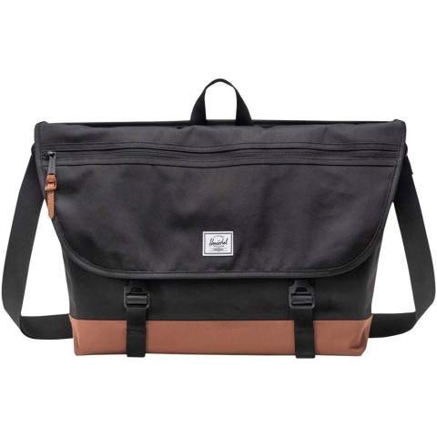 La sacoche à bandoulière Herschel Cove est le compagnon idéal pour aller au travail sans encombre. Fabriquée à partir de tissus 600D EcoSystem™ recyclés (bouteilles d’eau post-consommation 100 % recyclées), cette sacoche à bandoulière allie innovation et efficacité au quotidien. Sa housse rembourrée permet d’accueillir en toute sécurité un ordinateur portable de 15/16 pouces, tandis que la sangle interne à boucles et à crochets permet de maintenir votre équipement en place. Le sac est doté d’une poche zippée sur le rabat avec un clip pour les clés, d’une poche zippée sur le devant et de poches de rangement internes pour des effets bien rangés. Conçu avec des sangles lisses réglables pour un confort mains libres, il comprend également des sangles frontales avec boucles et languettes auto-agrippantes pour plus de sécurité. Doté d’une doublure à rayures assorties et du slogan « Put Yourself Out There™ », ce sac à bandoulière est parfait pour ceux qui apprécient l’aspect pratique sans compromis pour le style.