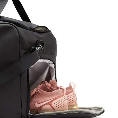 Stylischer, minimalistischer Gym-Bag aus leichtem, wasserabweisendem Nubuk-PU-Gewebe mit schickem mattem Äußeren und leichtem Synthetikgewebe innen. Das Hauptfach schließt mit einem Reißverschluss. Mehrere Innenfächer bieten hervorragende Organisationsmöglichkeiten. Das Schuhfach an der kurzen Seite verhindert, dass Schuhe den Inhalt der Tasche verschmutzen. Robuste Griffe, damit Sie den Beutel reichhaltig befüllen können. Verstellbarer Schultergurt.