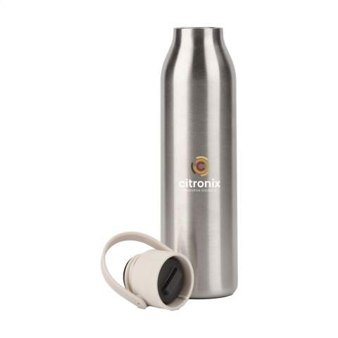 Herbruikbare, dubbelwandige thermos/waterfles van het merk Circular&Co. Gemaakt van 90% post-consumer gerecycled RVS. Dankzij de Swift-Click™ schroefdop met Dual-Drink™ sluiting is de fles eenvoudig met één hand te openen en te sluiten: druk op de dop voor een snelle slok of draai hem los voor een grotere teug. De PP-dop heeft een handige siliconen draaglus. Houdt dranken tot 12 uur warm en tot 24 uur koud. 100% recyclebaar. Niet geschikt voor koolzuurhoudende dranken. De fles en dop zijn vaatwasserbestendig (in het bovenste rek plaatsen). Voor behoud van de opdruk wordt met de hand afwassen aanbevolen. 100% lek- en morsvrij. Ideaal voor onderweg of in de sportschool. Inhoud 750 ml. Per stuk in doos.