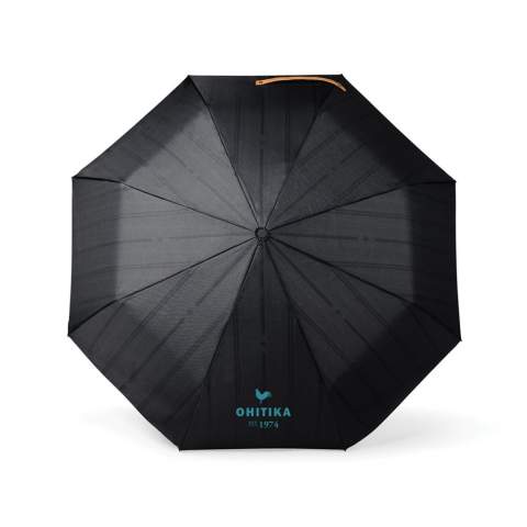 Met onze klassieke en elegante 21-inch paraplu blijft u in stijl droog. De dubbellaagse 190T gerecyclede PET stof biedt voldoende bescherming tegen regen, terwijl de mooie binnenvoering een vleugje elegantie toevoegt aan het ontwerp. De paraplu heeft baleinen en een frame van glasvezel, waardoor duurzaamheid en een lange levensduur gegarandeerd zijn. Het handvat is gemaakt van composiethout, wat een vleugje verfijning toevoegt aan het ontwerp. De paraplu heeft een auto-opener en een handmatige sluiting. De opberghoes in bijpassende stof zorgt voor extra bescherming wanneer de paraplu niet wordt gebruikt. Voorzien van AWARE™ tracertechnologie, die het gebruik van echt gerecyclede materialen valideert en onze inzet voor verantwoorde inkoop benadrukt. Inclusief FSC-gecertificeerde kraft verpakking.<br /><br />UmbrellaMechanism: Automatisch openen/sluiten