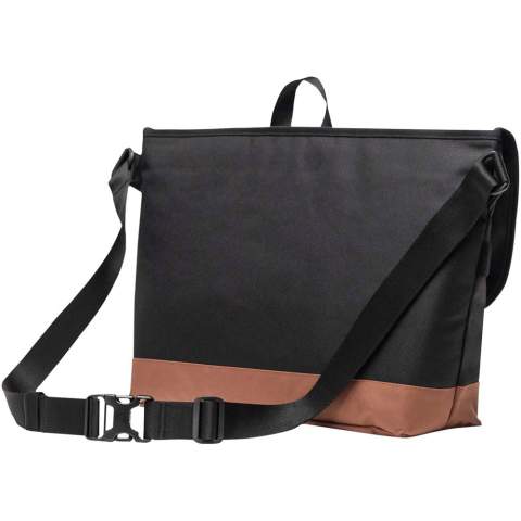 La sacoche à bandoulière Herschel Cove est le compagnon idéal pour aller au travail sans encombre. Fabriquée à partir de tissus 600D EcoSystem™ recyclés (bouteilles d’eau post-consommation 100 % recyclées), cette sacoche à bandoulière allie innovation et efficacité au quotidien. Sa housse rembourrée permet d’accueillir en toute sécurité un ordinateur portable de 15/16 pouces, tandis que la sangle interne à boucles et à crochets permet de maintenir votre équipement en place. Le sac est doté d’une poche zippée sur le rabat avec un clip pour les clés, d’une poche zippée sur le devant et de poches de rangement internes pour des effets bien rangés. Conçu avec des sangles lisses réglables pour un confort mains libres, il comprend également des sangles frontales avec boucles et languettes auto-agrippantes pour plus de sécurité. Doté d’une doublure à rayures assorties et du slogan « Put Yourself Out There™ », ce sac à bandoulière est parfait pour ceux qui apprécient l’aspect pratique sans compromis pour le style.