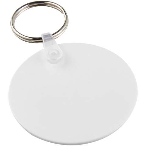 Weißer kreisförmiger Schlüsselanhänger mit metallenem Schlüsselring. Der Metallring bietet ein flaches Profil, das sich ideal für Mailings eignet.