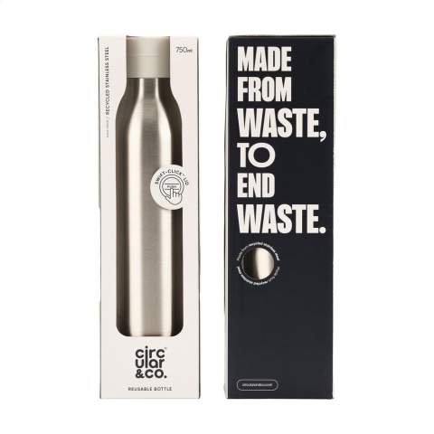 Herbruikbare, dubbelwandige thermos/waterfles van het merk Circular&Co. Gemaakt van 90% post-consumer gerecycled RVS. Dankzij de Swift-Click™ schroefdop met Dual-Drink™ sluiting is de fles eenvoudig met één hand te openen en te sluiten: druk op de dop voor een snelle slok of draai hem los voor een grotere teug. De PP-dop heeft een handige siliconen draaglus. Houdt dranken tot 12 uur warm en tot 24 uur koud. 100% recyclebaar. Niet geschikt voor koolzuurhoudende dranken. De fles en dop zijn vaatwasserbestendig (in het bovenste rek plaatsen). Voor behoud van de opdruk wordt met de hand afwassen aanbevolen. 100% lek- en morsvrij. Ideaal voor onderweg of in de sportschool. Inhoud 750 ml. Per stuk in doos.