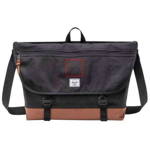 La sacoche à bandoulière Herschel Cove est le compagnon idéal pour aller au travail sans encombre. Fabriquée à partir de tissus 600D EcoSystem™ recyclés (bouteilles d’eau post-consommation 100 % recyclées), cette sacoche à bandoulière allie innovation et efficacité au quotidien. Sa housse rembourrée permet d’accueillir en toute sécurité un ordinateur portable de 15/16 pouces, tandis que la sangle interne à boucles et à crochets permet de maintenir votre équipement en place. Le sac est doté d’une poche zippée sur le rabat avec un clip pour les clés, d’une poche zippée sur le devant et de poches de rangement internes pour des effets bien rangés. Conçu avec des sangles lisses réglables pour un confort mains libres, il comprend également des sangles frontales avec boucles et languettes auto-agrippantes pour plus de sécurité. Doté d’une doublure à rayures assorties et du slogan « Put Yourself Out There™ », ce sac à bandoulière est parfait pour ceux qui apprécient l’aspect pratique sans compromis pour le style.
