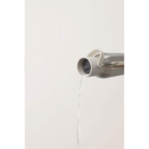Herbruikbare, dubbelwandige thermos/waterfles van het merk Circular&Co. Gemaakt van 90% post-consumer gerecycled RVS. Dankzij de Swift-Click™ schroefdop met Dual-Drink™ sluiting is de fles eenvoudig met één hand te openen en te sluiten: druk op de dop voor een snelle slok of draai hem los voor een grotere teug. De PP-dop heeft een handige siliconen draaglus. Houdt dranken tot 12 uur warm en tot 24 uur koud. 100% recyclebaar. Niet geschikt voor koolzuurhoudende dranken. De fles en dop zijn vaatwasserbestendig (in het bovenste rek plaatsen). Voor behoud van de opdruk wordt met de hand afwassen aanbevolen. 100% lek- en morsvrij. Ideaal voor onderweg of in de sportschool. Inhoud 750 ml. Per stuk in doos.