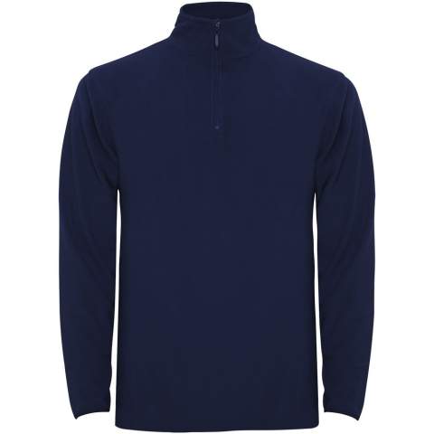 Microfleece met halve rits in nek- en kinbeschermer. Manchetten met bijpassende elastische bies. Verwijderbaar etiket. Het model is 190 cm en draagt maat L.