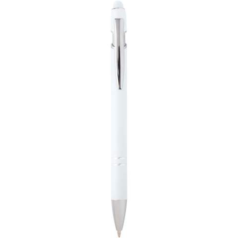 Der Kish Kugelschreiber in Silber hat einen Schaft aus recyceltem Aluminium und einen Stylus aus Silikon. Recyceltes Aluminium reduziert die Menge an Deponiemüll, schont die natürlichen Ressourcen und reduziert die Treibhausgasemissionen. Tintenfarbe: Blau. Schreiblänge: 800 Meter. Schreibspitze: 1 mm.